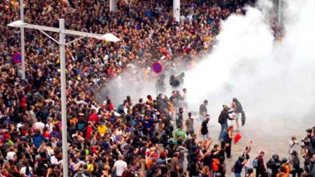Imagen de los disturbios causados por manifestantes independentistas en el aeropuerto Barcelona-El Prat Josep Tarradellas / EFE