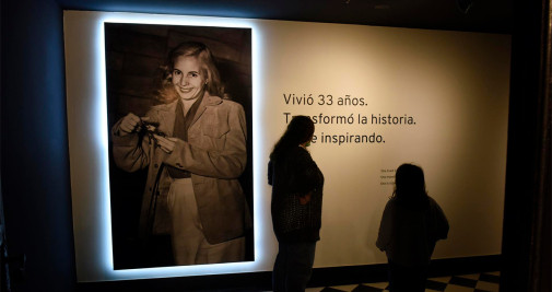 Ciudadanos visitan hoy el Museo Evita durante la conmemoración de su 70 aniversario luctuoso, en Buenos Aires (Argentina) - EFE/Matías Martín Campaya