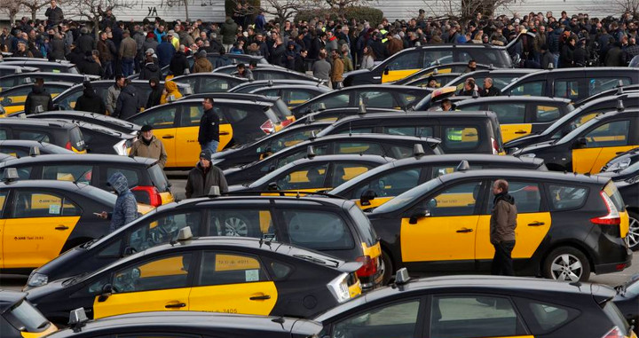 Una concentración de taxistas durante la huelga indefinida en Barcelona / EFE