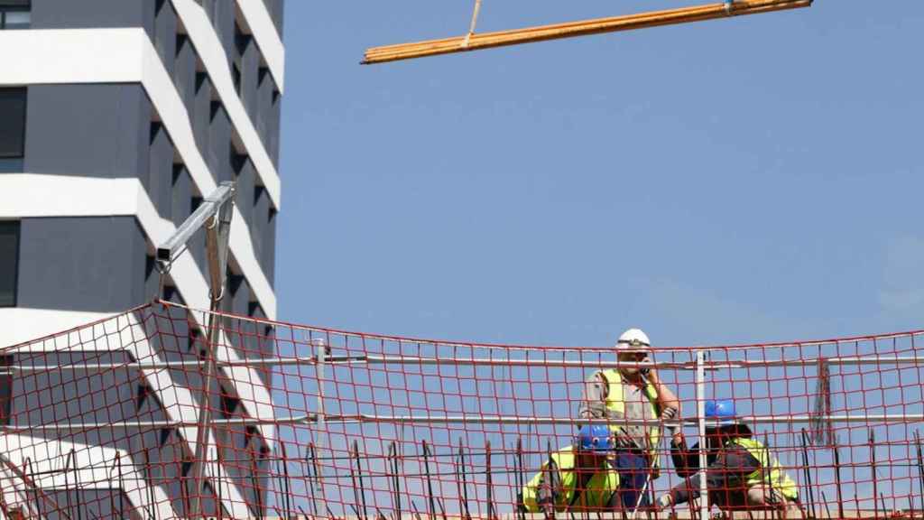 Trabajadores de la construcción en las obras de un edificio residencial / EFE