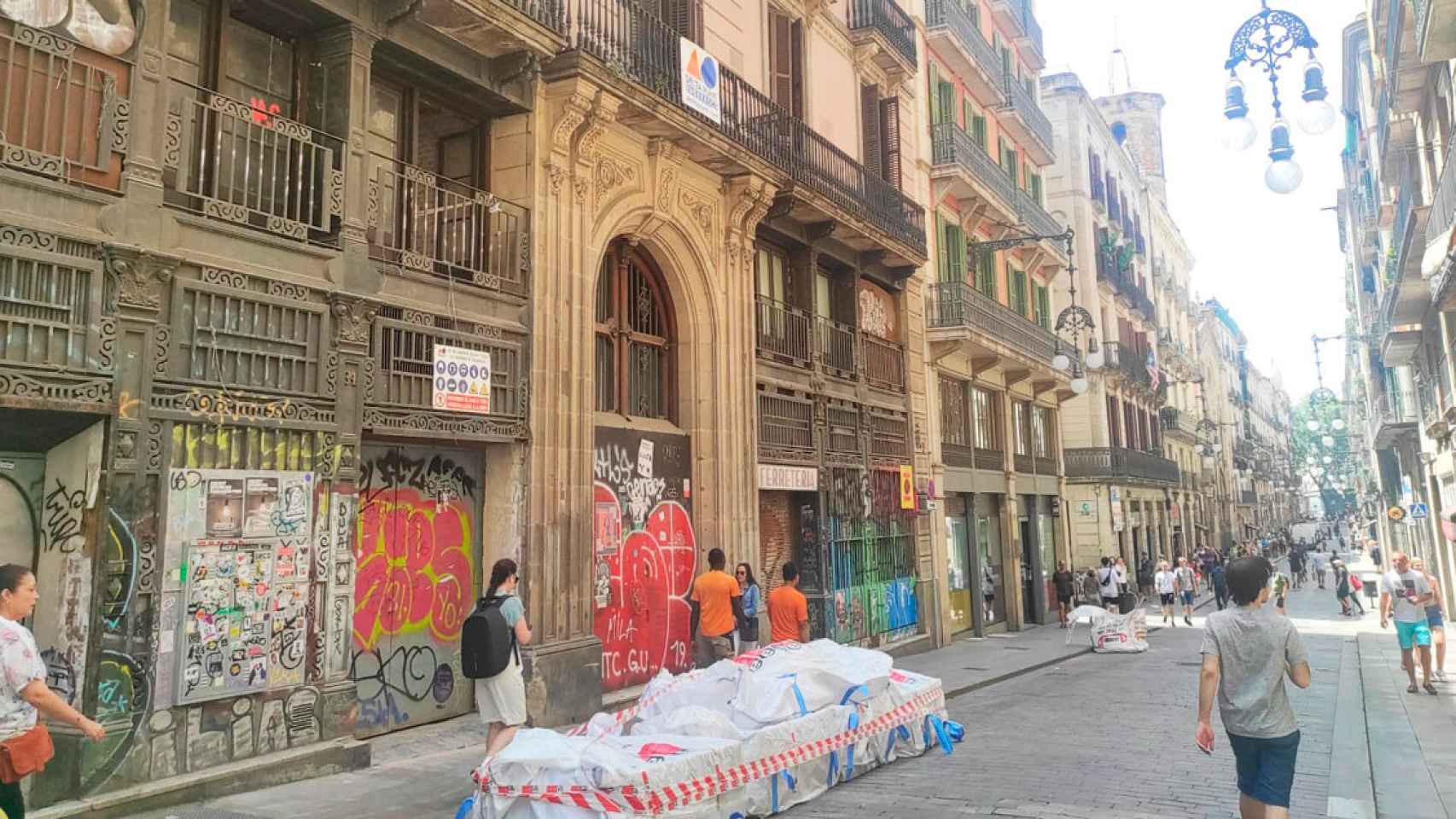 El edificio en el que Núñez y Navarro proyecta un hotel a 120 metros del Ayuntamiento de Barcelona / CG