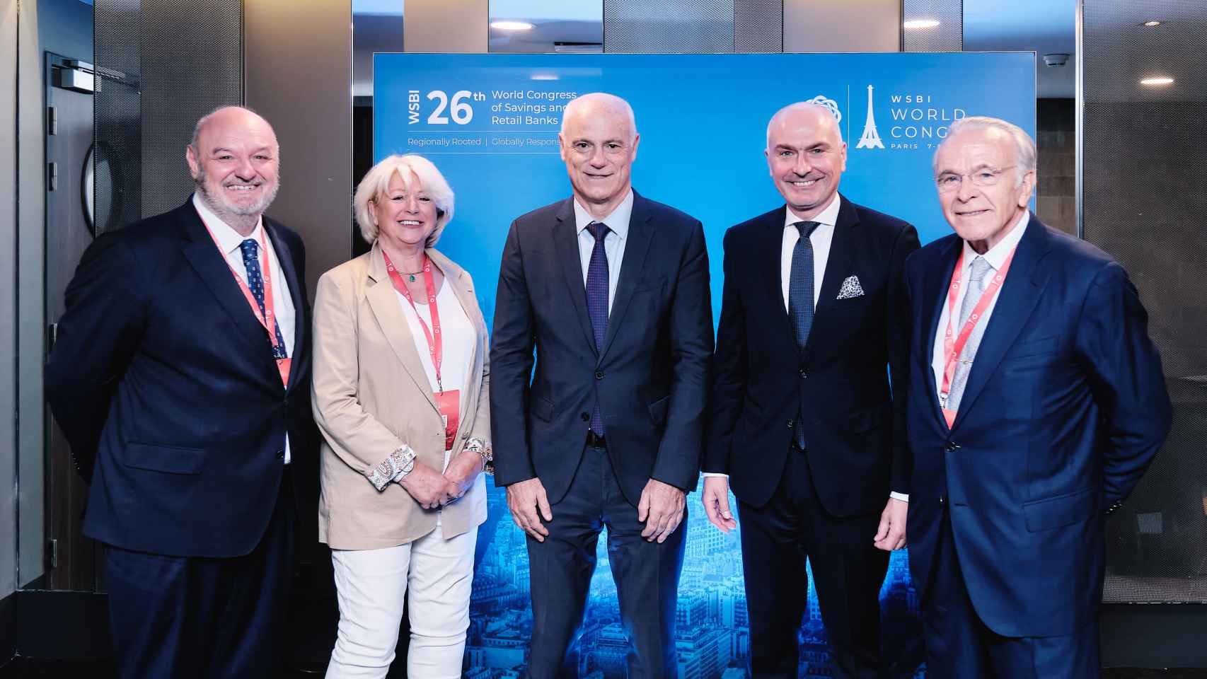 De izquierda a derecha: José María Méndez, director general de CECA, Dominique Goursolle-Nouhaud, presidenta de la Agrupación Europea de Cajas de Ahorros y Bancos Minoristas (ESBG), José Manuel Campa, presidente de la Autoridad Bancaria Europea (EBA), Peter Simon, director general del Instituto Mundial de Cajas de Ahorros y Bancos Minoristas (WSBI), e Isidro Fainé, presidente de WSBI / CECA