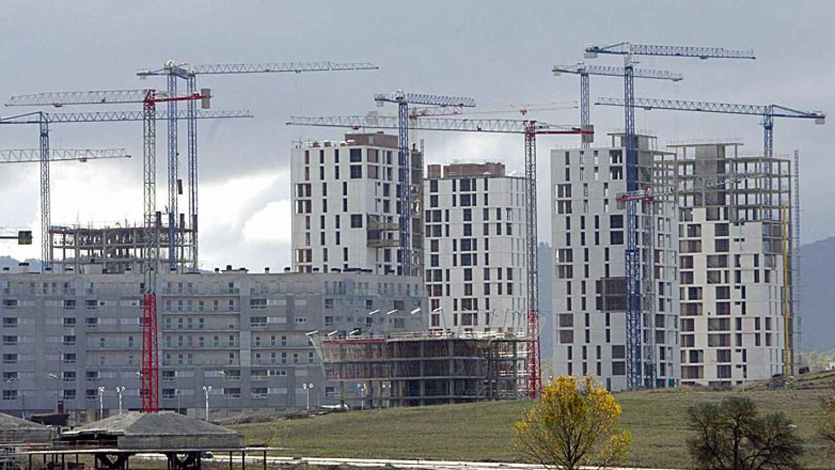 Edificios en construcción en el barrio 22@ de Barcelona / EFE