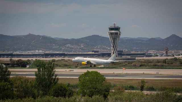 Un avión de Vueling, principal aerolínea de interconexión del aeropuerto de Barcelona-El Prat, despegando con la terminal 2 de fondo / DAVID ZORRAKINO - EUROPA PRESS