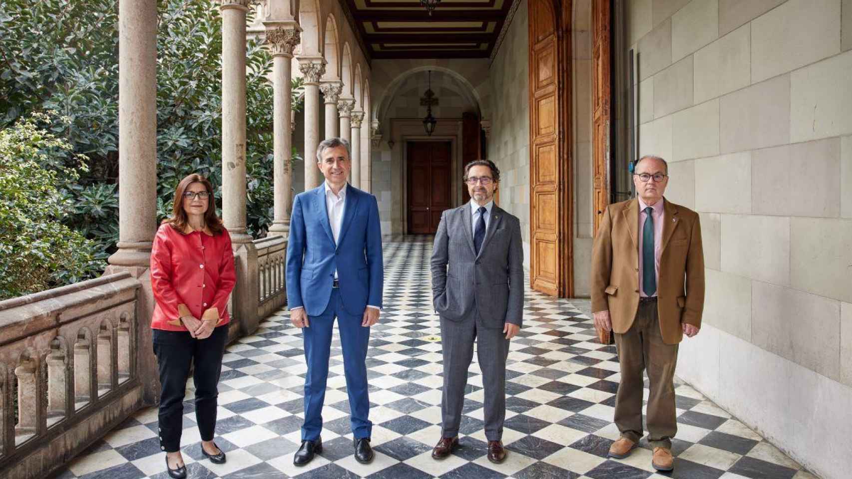 Susana Puig (directora de la cátedra), Juan Naya (ceo de Isdin), Joan Guàrdia (rector de la UB) y Antoni Trilla (decano de la Facultat de Medicina) posan tras el acuerdo / EP