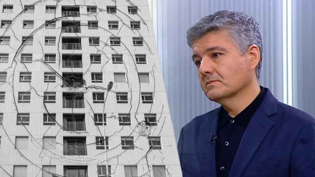 Javier Burón, gerente de vivienda del Ayuntamiento de Barcelona, junto a un edificio de vivienda pública / CG