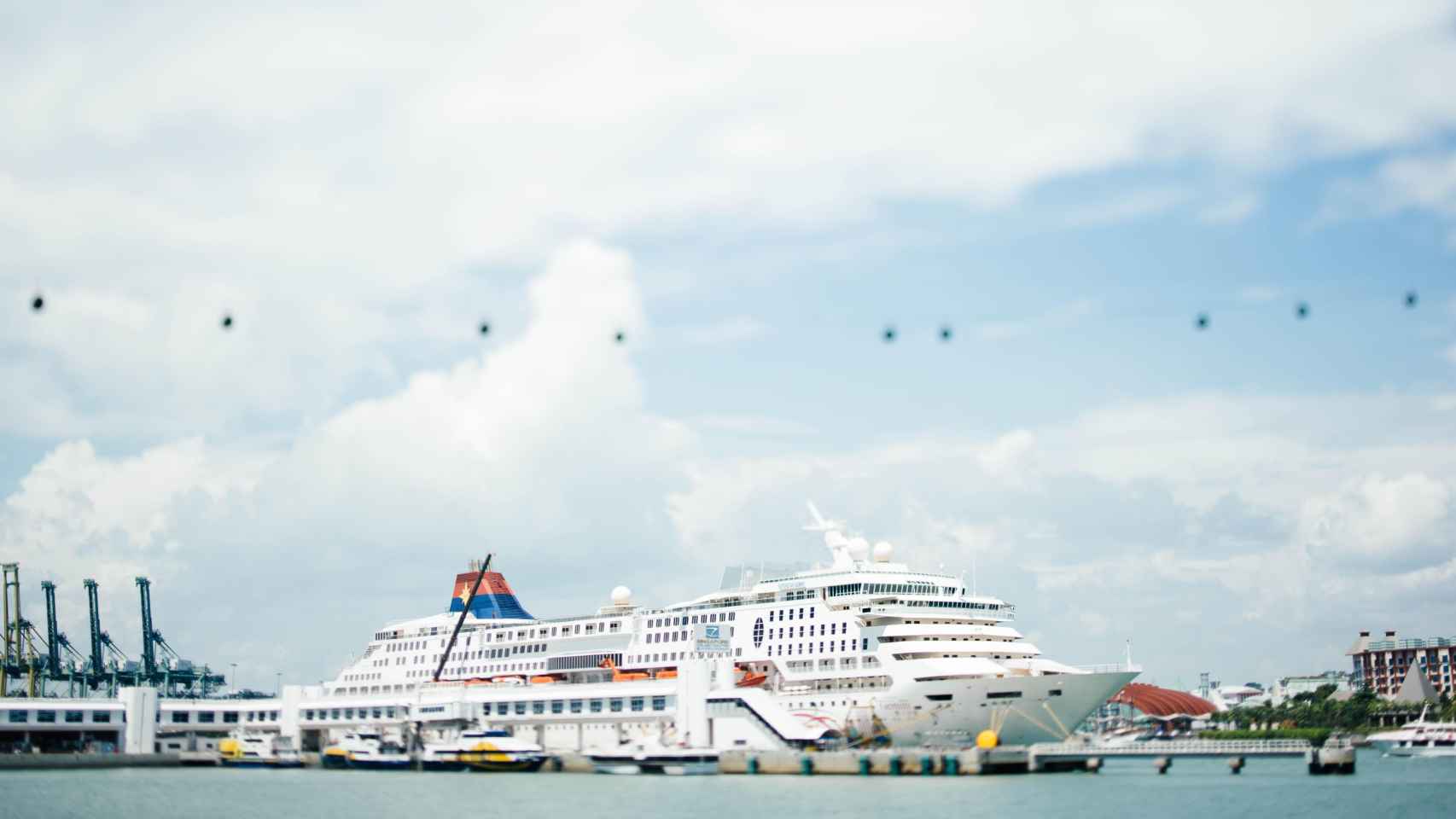 Un crucero atracado en un puerto / UNSPLASH