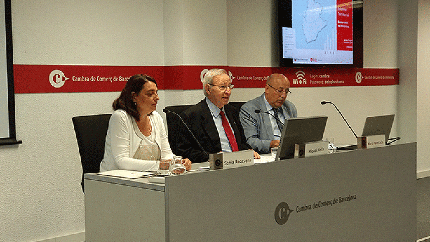 Sònia Recasens (Diputación de Barcelona), Miquel Valls (presidente de la Cámara de Comercio) y Martí Parellada (UB) en la presentación del informe territorial de la provincia de Barcelona / CG