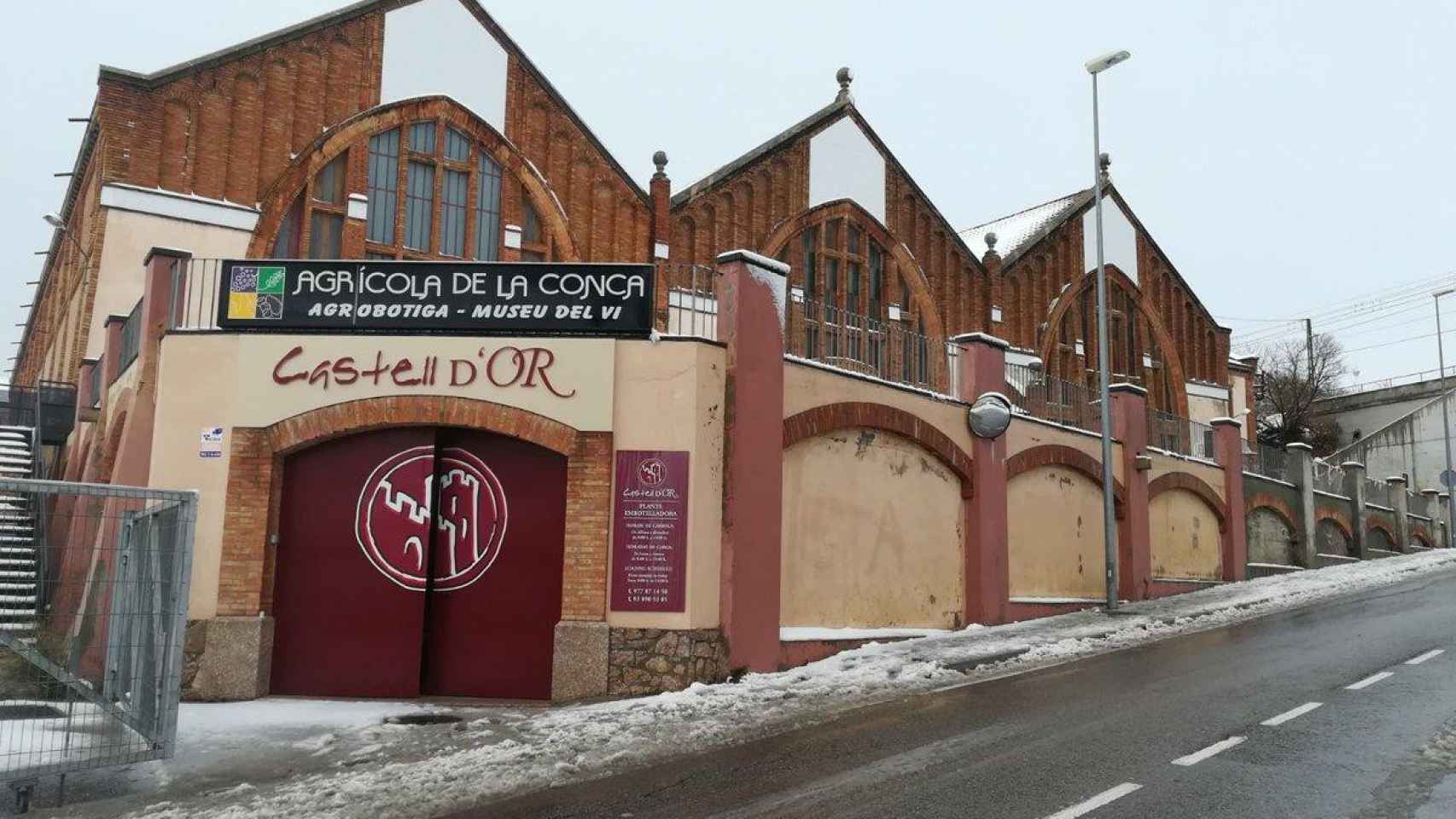 Una fábrica de las bodegas Castell d'Or