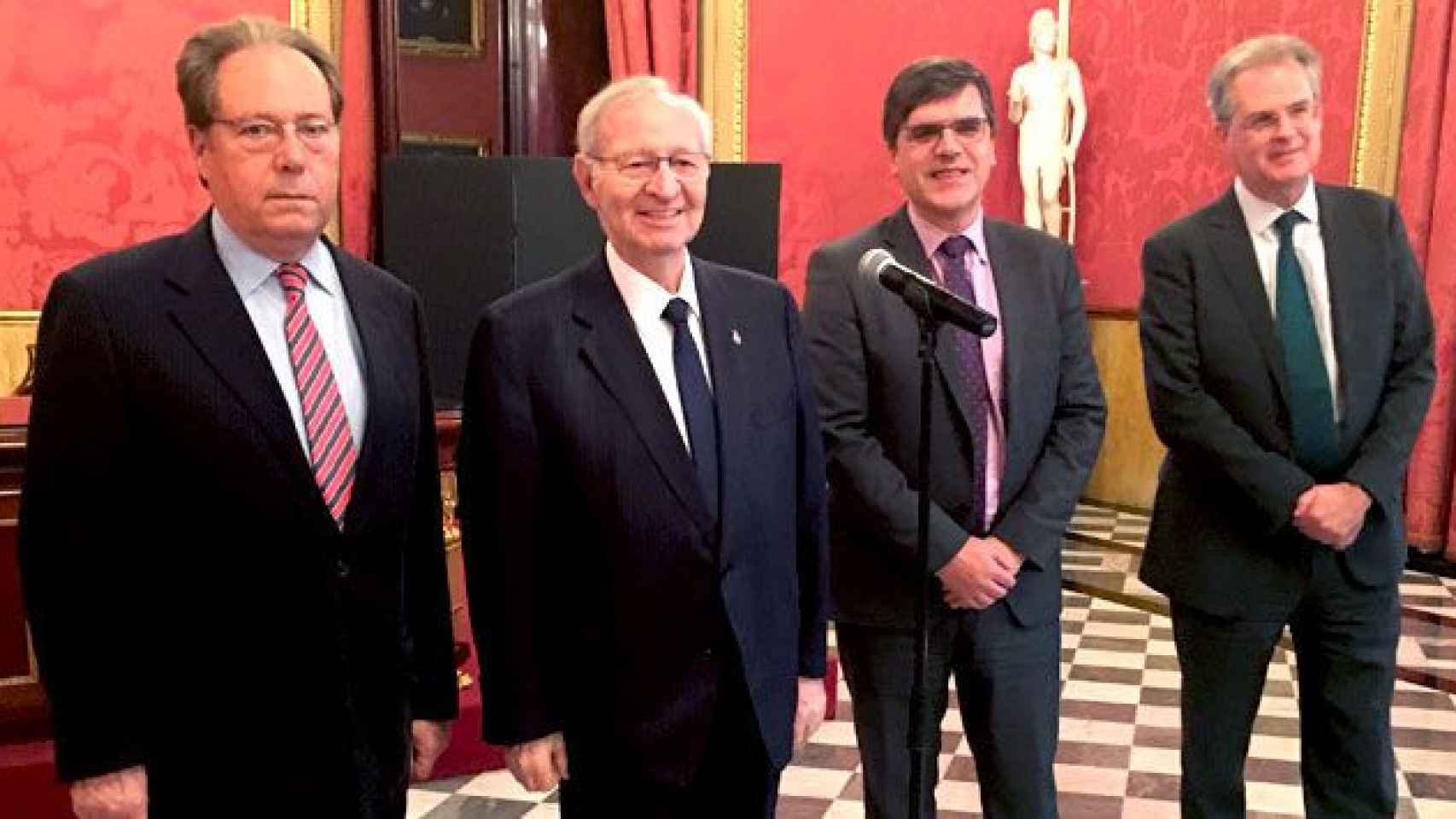 Miquel Valls (c), presidente de la Cámara de Comercio de Barcelona con el resto de la cúpula de la organización de dinamización empresarial / CG