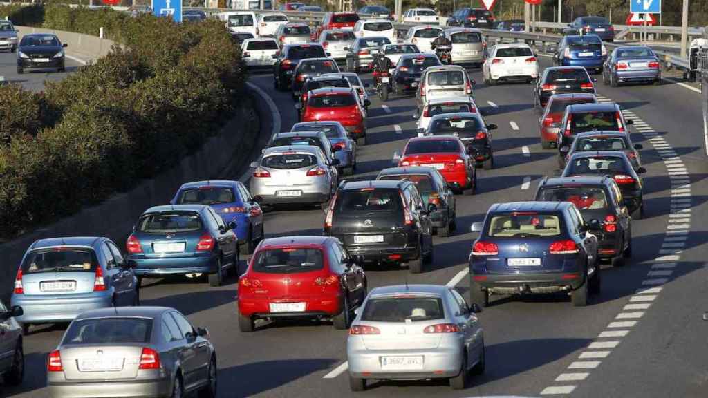 Coches en una de las Rondas de Barcelona / EFE