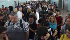 Colas en los filtros de seguridad del aeropuerto de El Prat por la huelga parcial del personal de Eulen / EFE