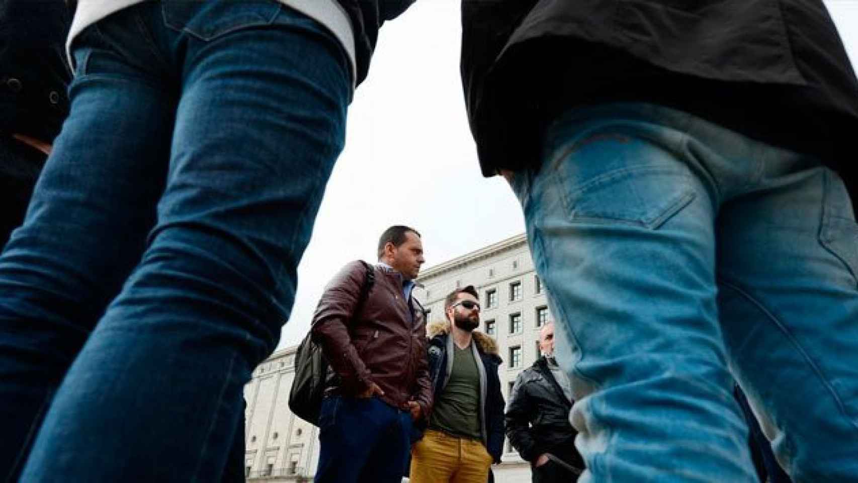 Representantes de estibadores ante la sede del Ministerio de Fomento en Madrid / EFE