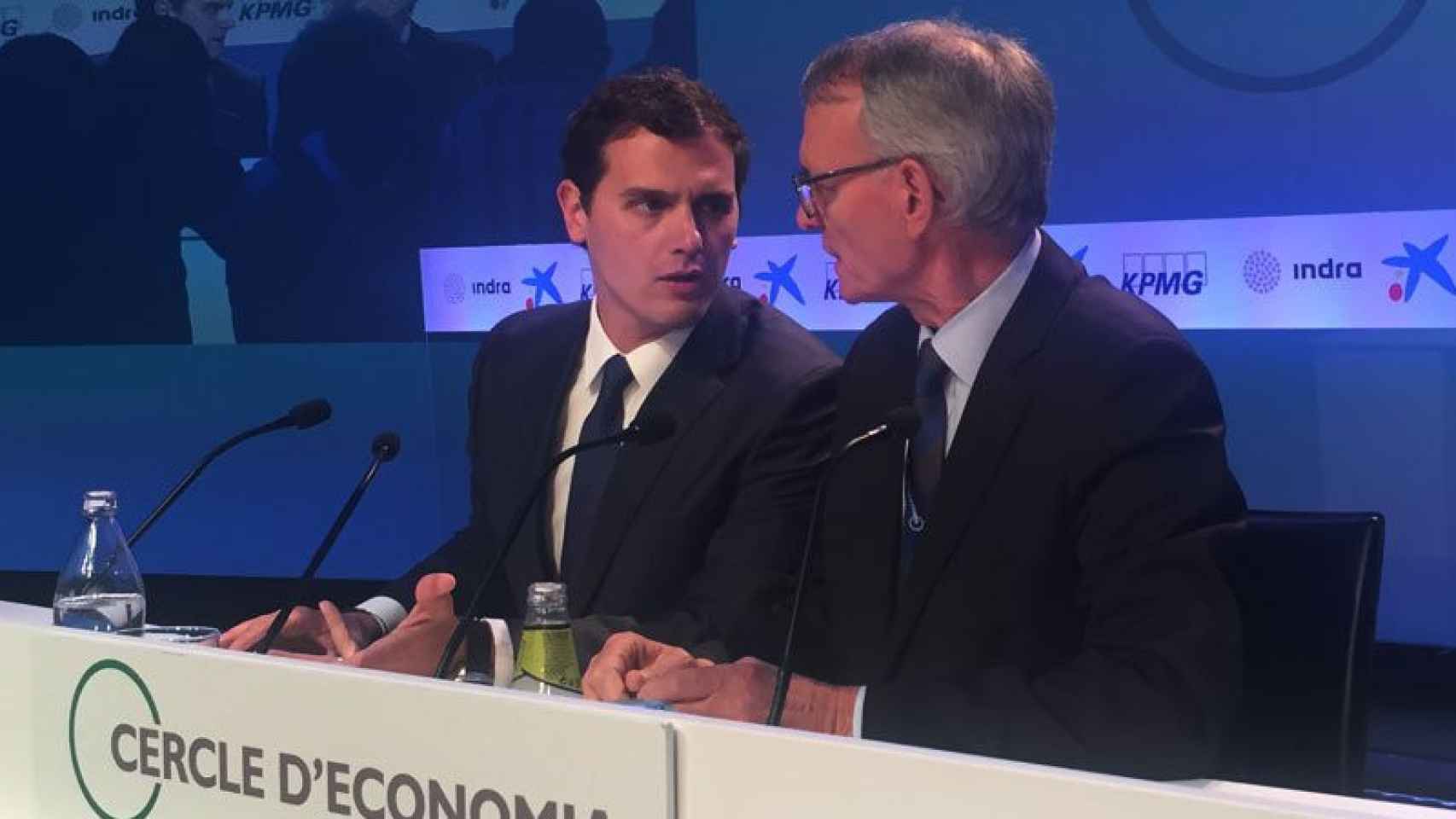 Albert Rivera (izquierda), líder de Ciudadanos, con Antón Costas (derecha), presidente del Círculo de Economía, en Sitges.