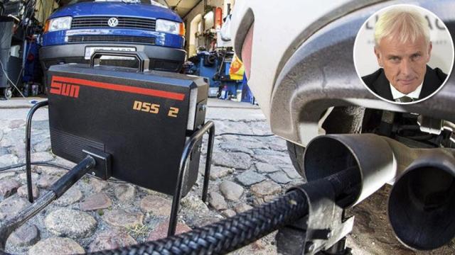 El presidente de Volkswagen, Matthias Müller (arriba, derecha) y la revisión de las emisiones de uno de sus vehículos