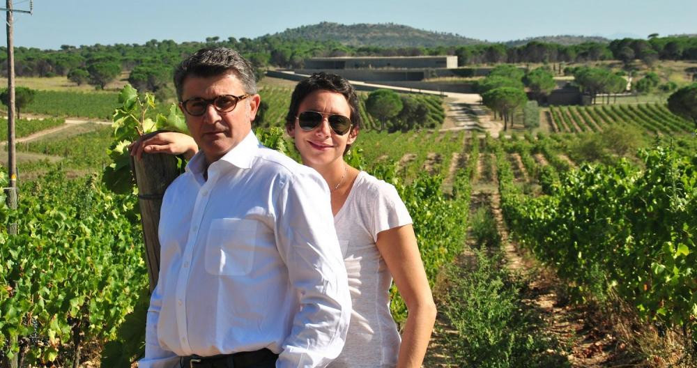 El matrimonio compusto por Marc y Emma Bournazeau posa ante los viñedos de la bodega Terra Remota / TERRA REMOTA