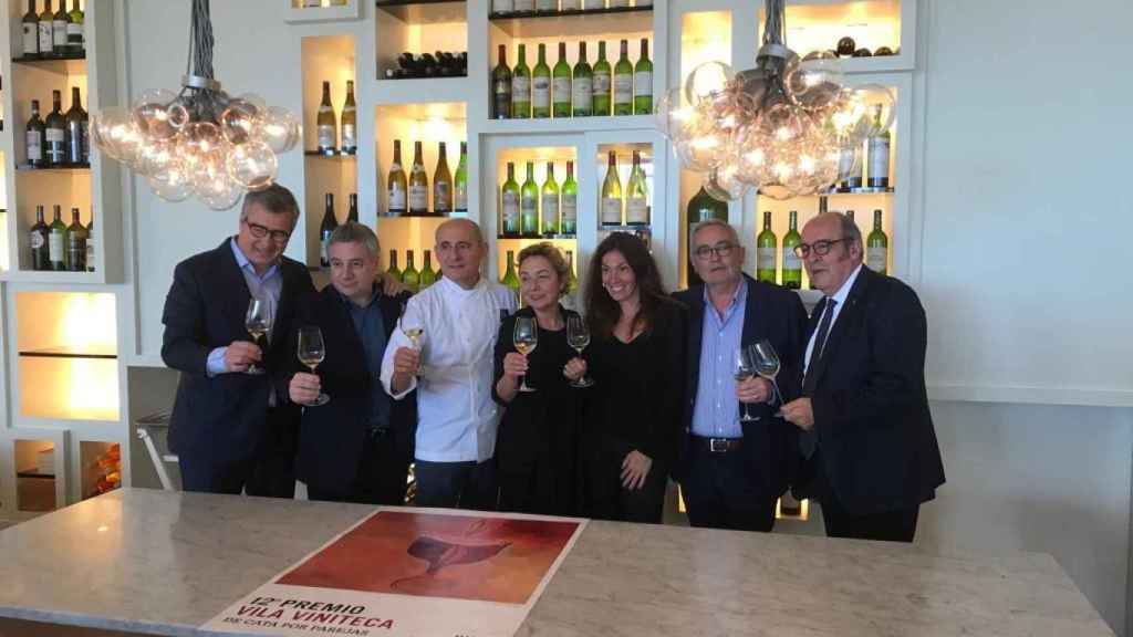 Jordi Segura, Quim Vila, Paco Pérez, Maria Guinovart, Sara Pérez, Siscu Martí y Fernando Gurucharri posan con el cartel de Josep Guinovart