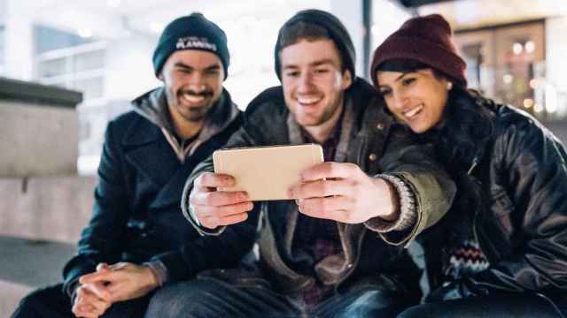 Tres personas haciéndose un 'selfi', última palabra aceptada por la RAE / PIXABAY
