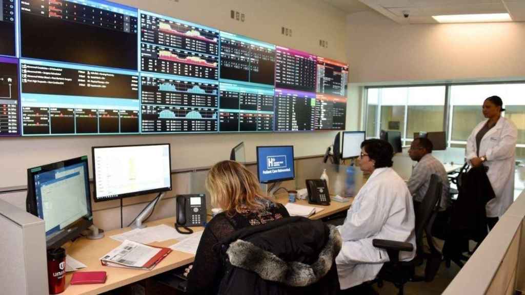 Imagen de archivo de médicos investigando en un hospital de Canadá / EP