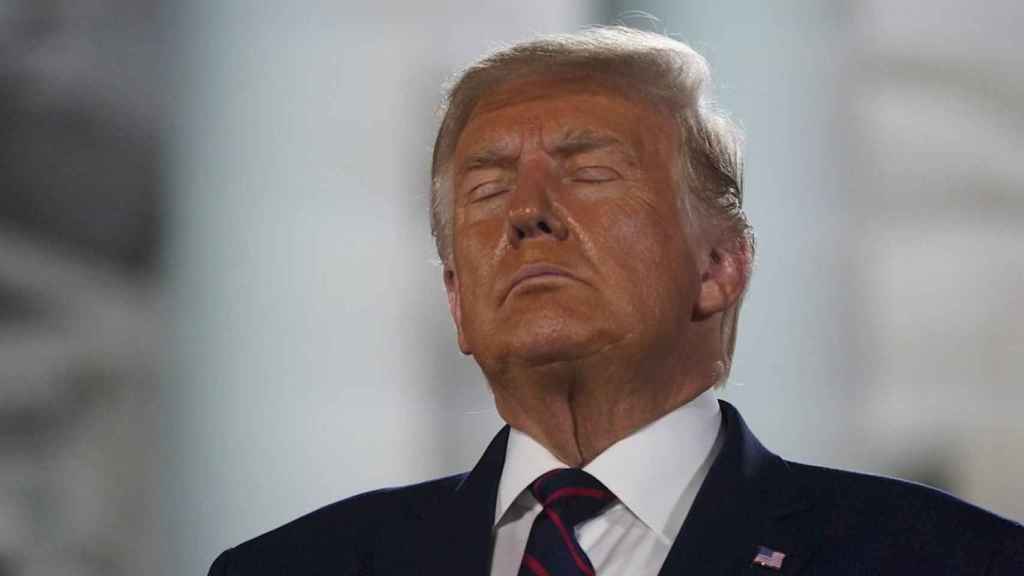 Donald Trump con los ojos cerrados en un acto público / EFE