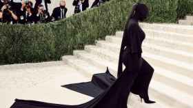 Kim Kardashian acapara todos los 'flashes' en la Met Gala por su arriesgado vestido /INSTAGRAM