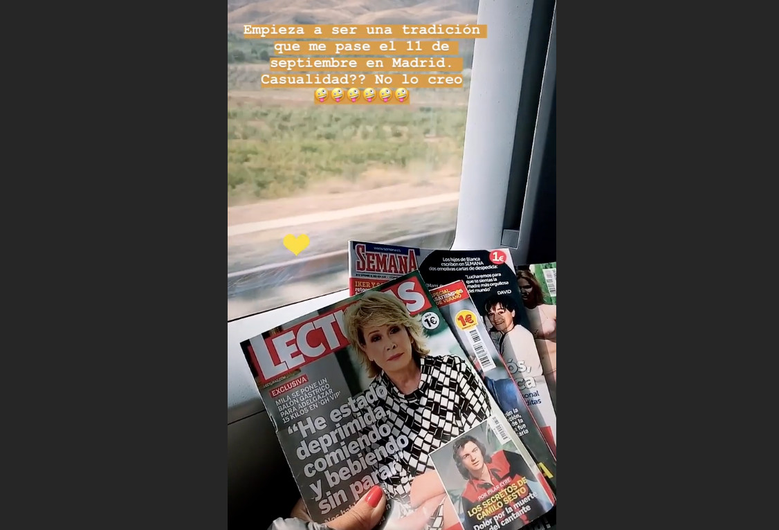 Laura Fa en el AVE repasando las revistas del corazón / INSTAGRAM