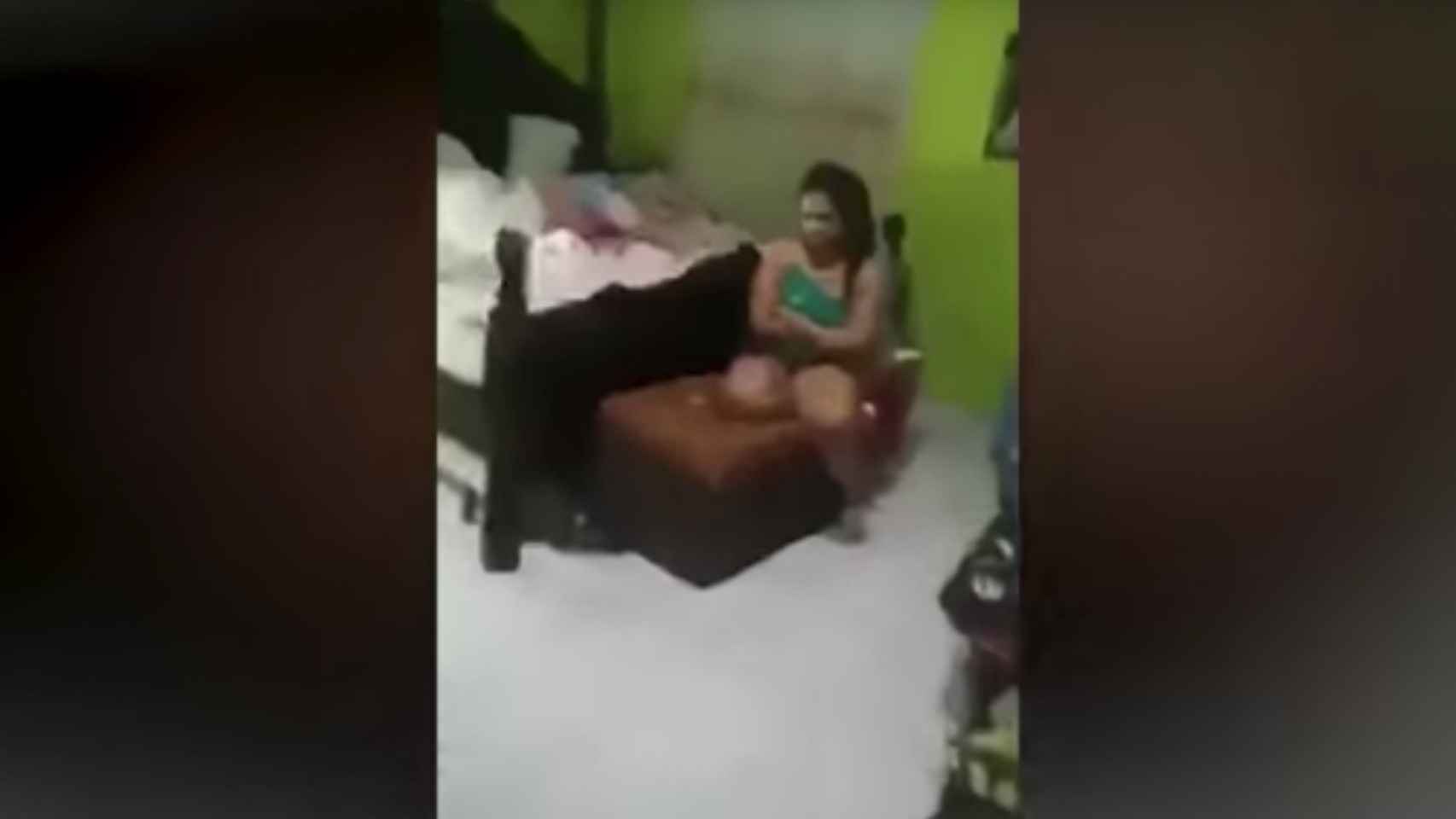 Captura del vídeo que la mujer graba donde pilla a su sobrina y a su marido juntos en la cama / YOUTUBE