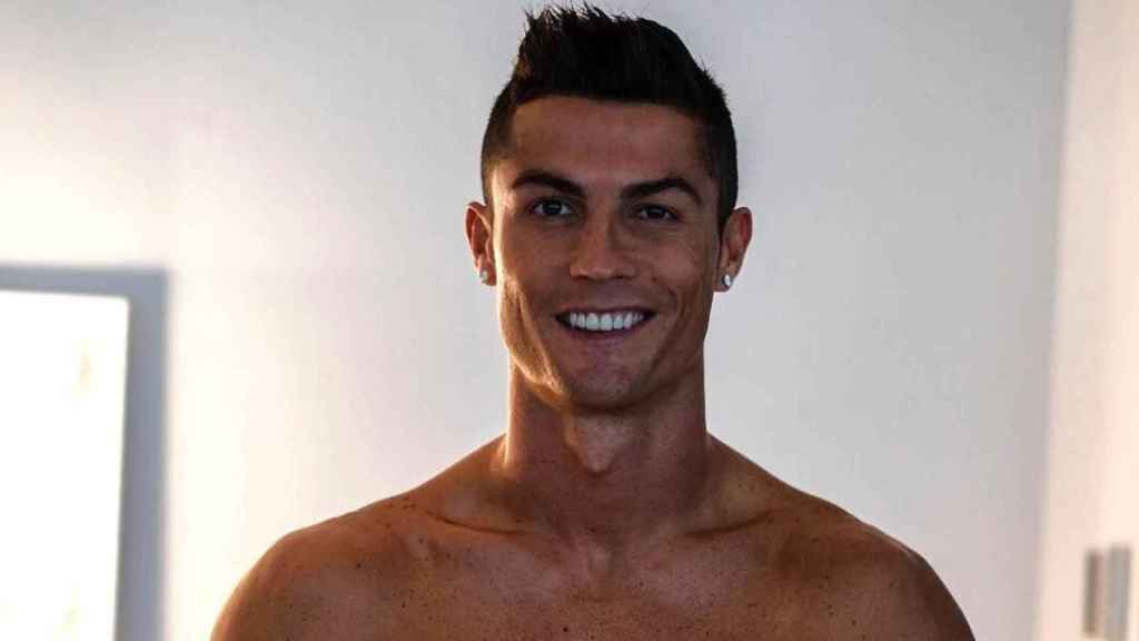 Cristiano Ronaldo presume de su cuerpazo / REDES