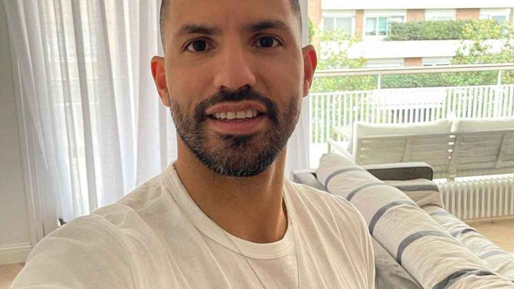 El Kun Agüero presume de nuevo corte de pelo y apartamento en Barcelona / REDES