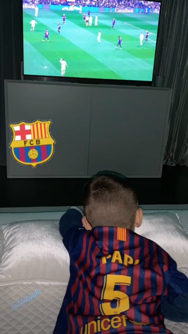 El hijo de Sergio Busquets anima a su padre desde casa