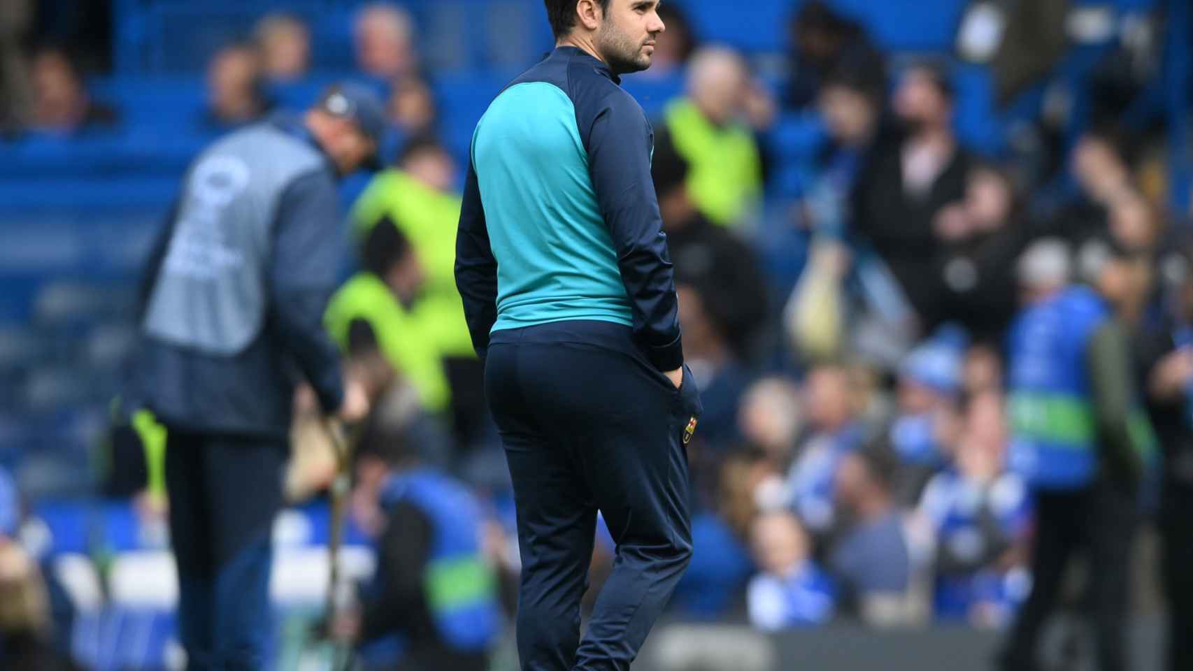 Jonatan Giráldez, entrenador del Barça Femenino, antes de la lesión en un partido de Champions League / EFE