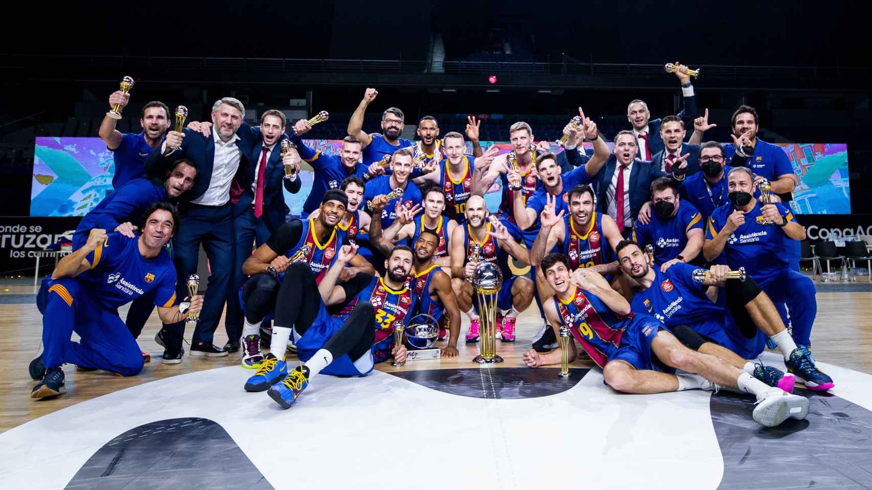 El Barça de Jasikevicius y Mirotic celebrando el título de la Copa del Rey 2021 / FCB