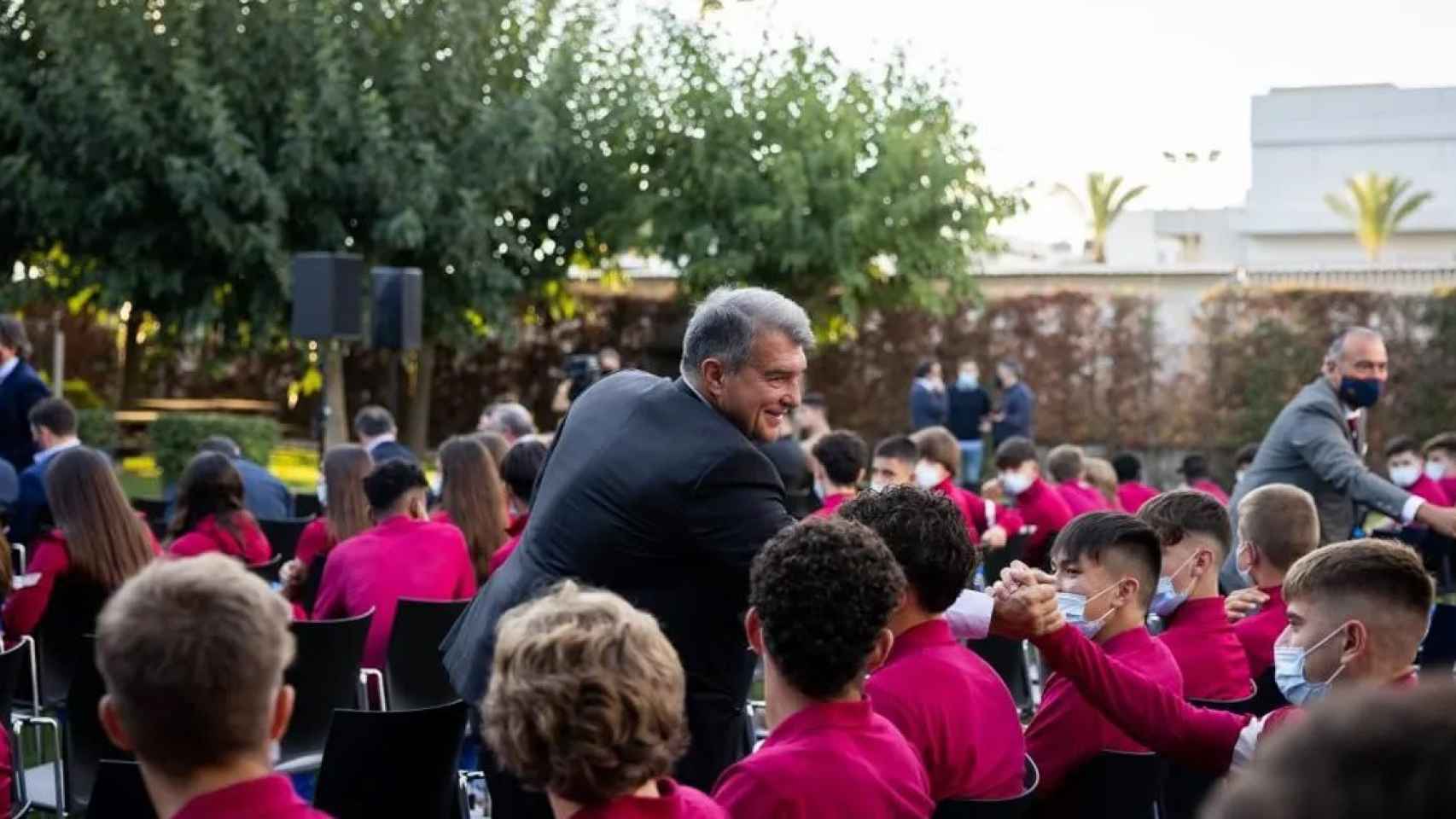 Joan Laporta, junto a los cracks de la Masía / FCB