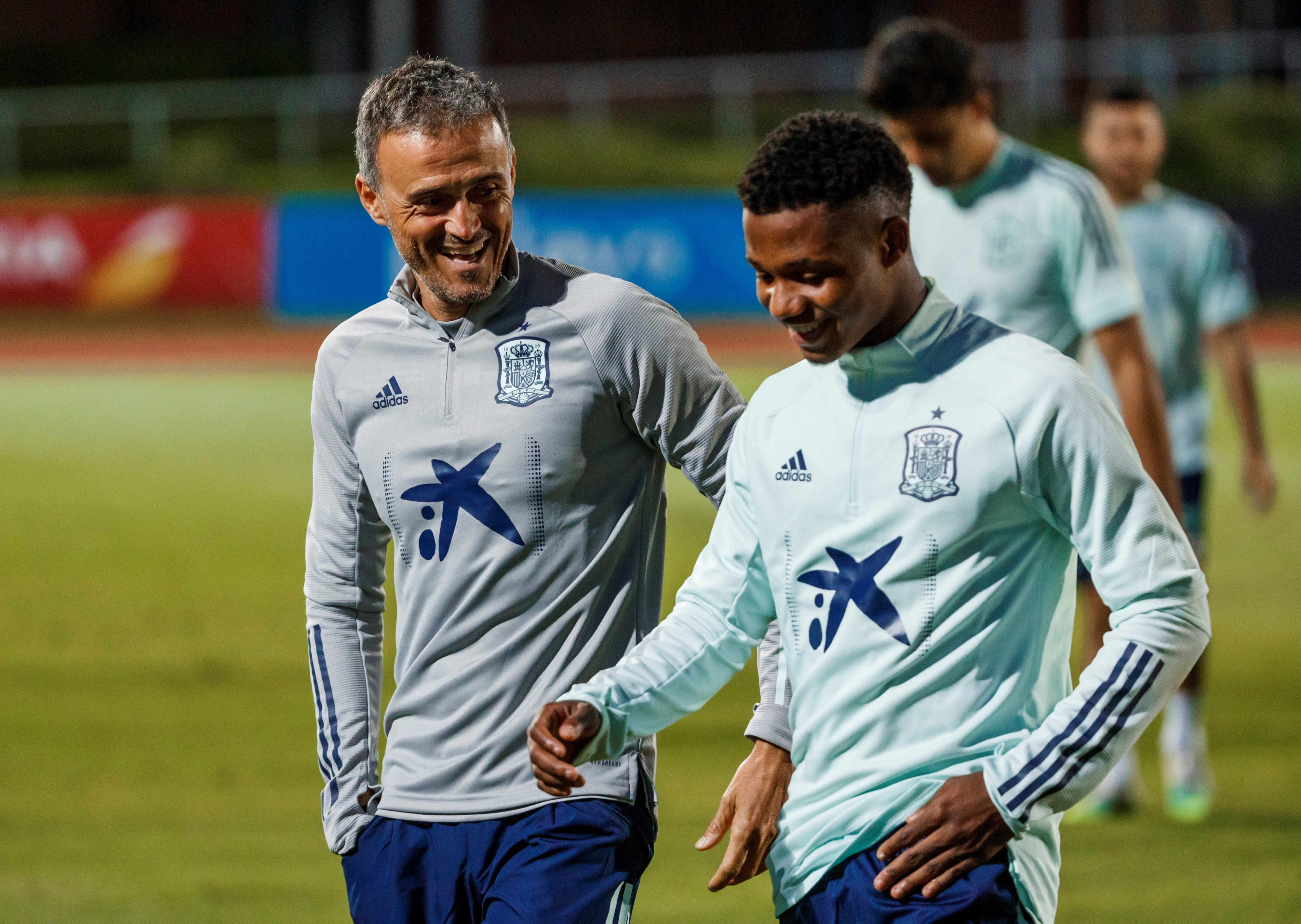 Luis Enrique y Ansu Fati durante un entrenamiento / EFE