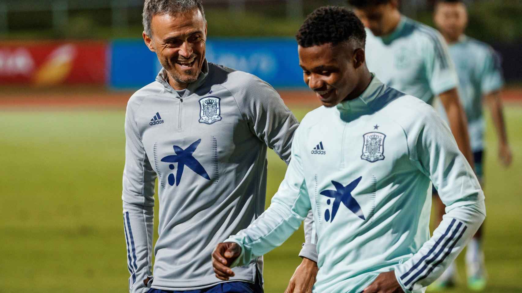 Luis Enrique y Ansu Fati durante un entrenamiento / EFE