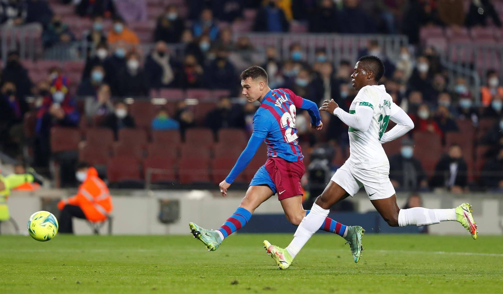 Ferran Jutglà remata a portería en el partido entre el Barça y el Elche / EFE