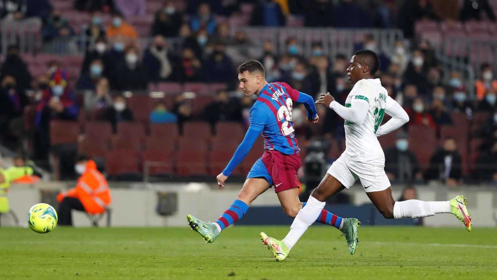 Ferran Jutglà remata a portería en el partido entre el Barça y el Elche / EFE