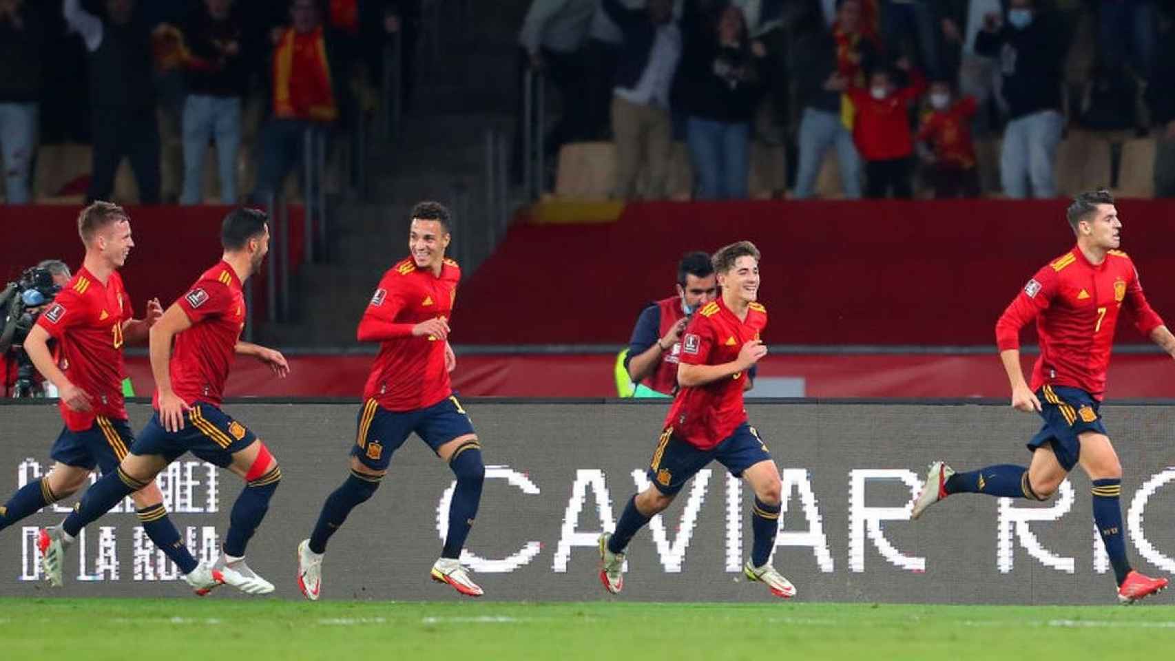 La selección española, celebrando su clasificación al Mundial de Qatar 2022 / EFE