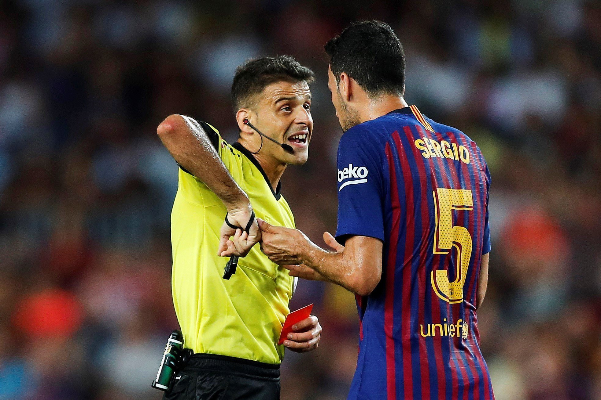 Busquets protesta a Gil Manzano la expulsión de Lenglet en el Barça - Girona/ EFE