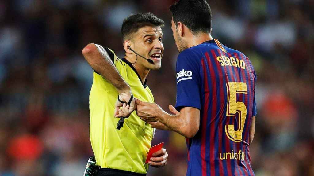 Busquets protesta a Gil Manzano la expulsión de Lenglet en el Barça - Girona/ EFE