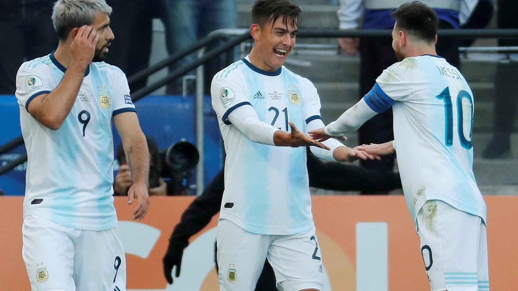 Messi, Agüero y Dybala celebran el gol del de la Juve / EFE