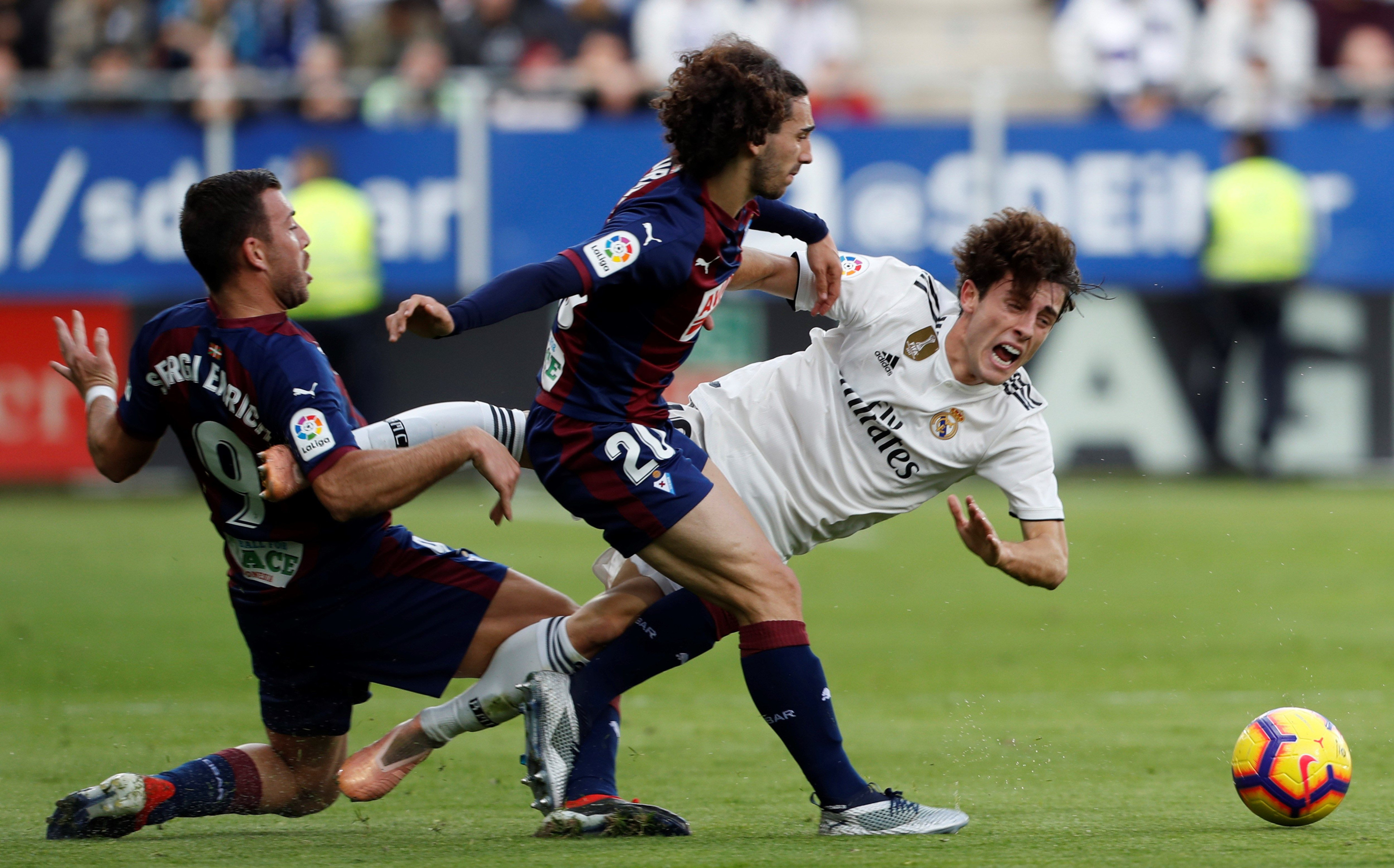 Cucurella lucha un balón con Odriozola / EFE