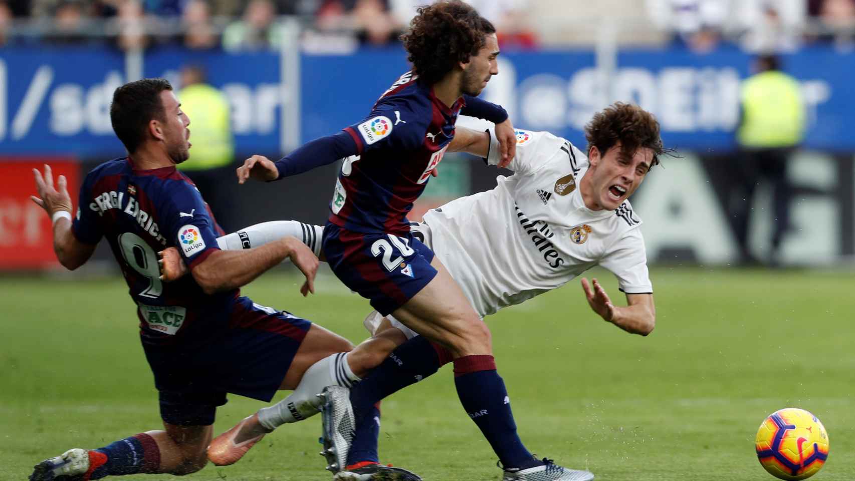 Cucurella lucha un balón con Odriozola / EFE