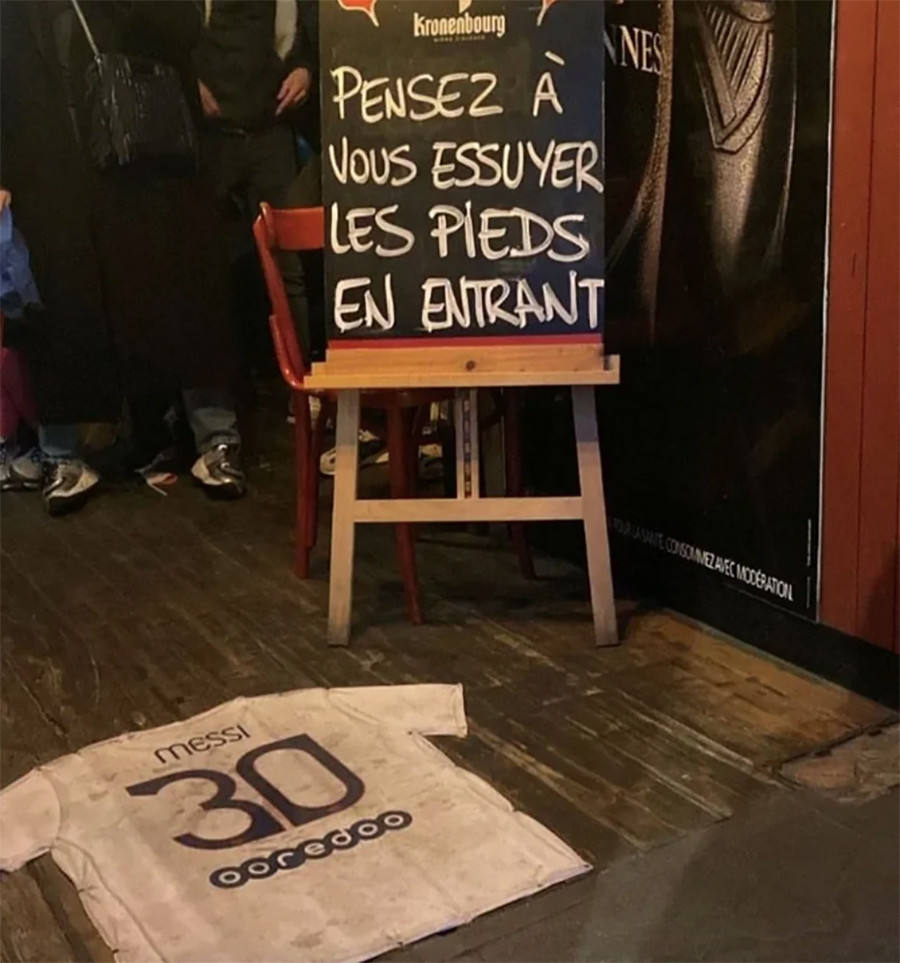 Una imagen de Messi, utilizada de alfombra a la entrada de un bar / REDES