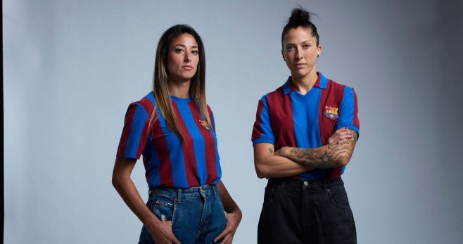 Leila Ouahabi y Jenni Hermoso, posando con las camisetas retro / FCB