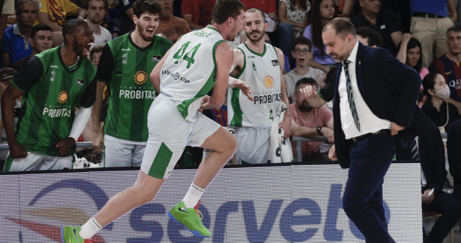 Joel Parra celebra una canasta con el Joventut contra el Barça