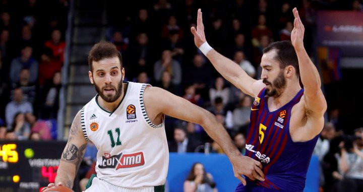 Pau Ribas defiende al escolta del Panathinaikos Nikos Pappas / EFE