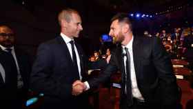 Leo Messi, saludándose con Aleksander Ceferin en una entrega de premios / REDES