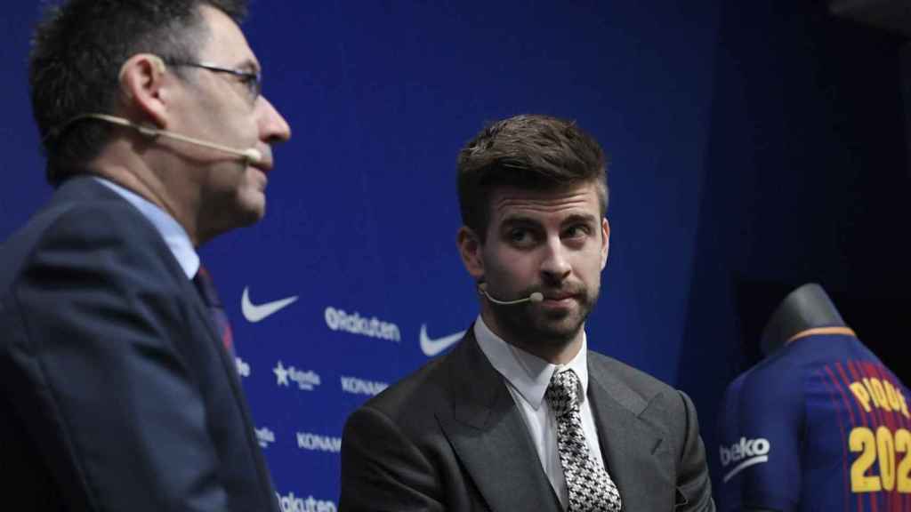 Gerard Piqué, en un acto junto a Bartomeu | EFE