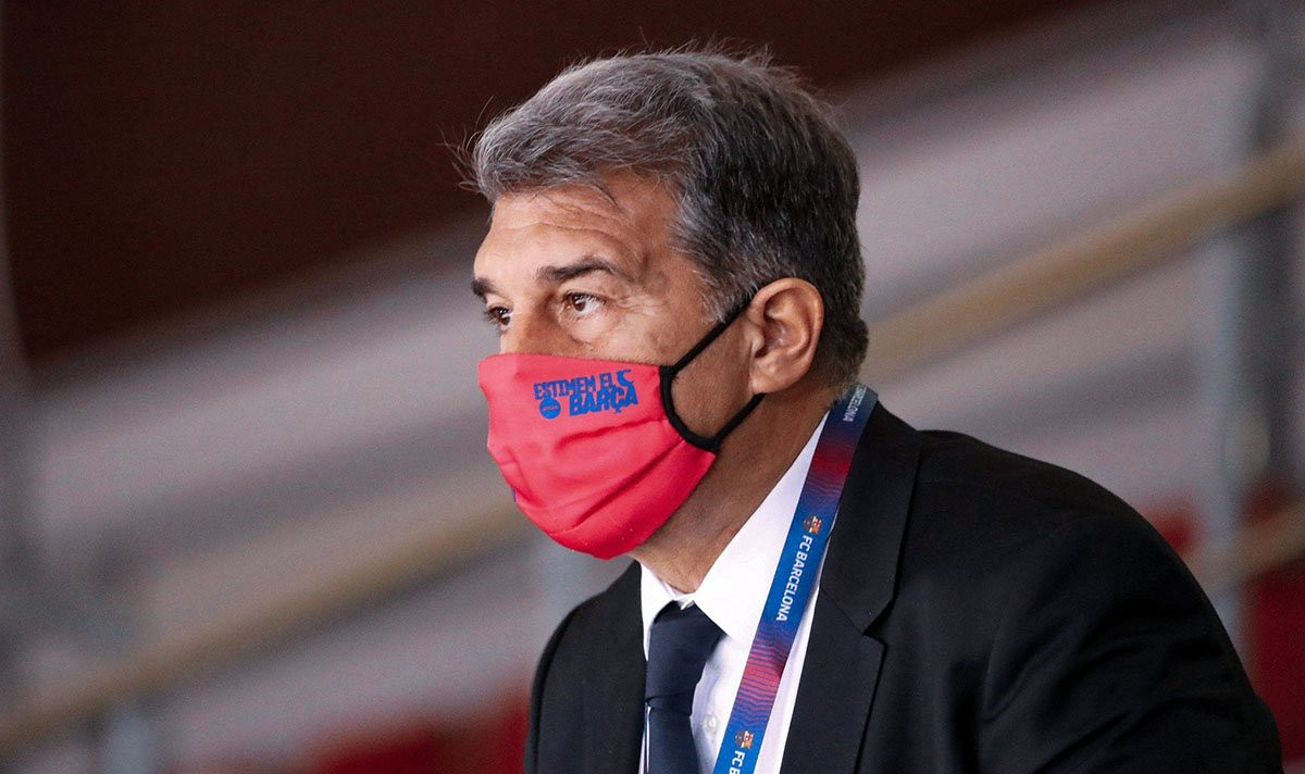 Joan Laporta, en una imagen de archivo con la mascarilla de 'Estimem al Barça' / EFE